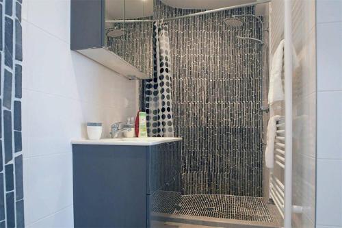 a bathroom with a sink and a shower at Western in Mörfelden-Walldorf