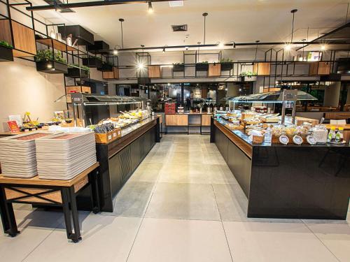 サンパウロにあるibis Sao Paulo Barra Fundaのたくさんの食材を扱うパン屋を備えた大きなキッチン