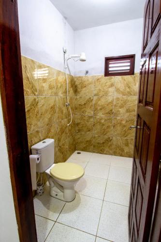 a bathroom with a toilet and a shower at Casa Caminho das Dunas - Refúgio entre as Dunas e o Mar in Canoa Quebrada