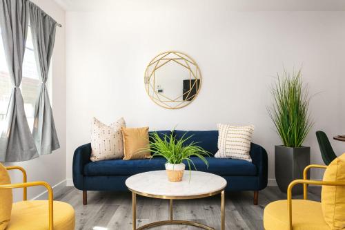 Posezení v ubytování Luxury 2BR Apartment Great Area with Parking