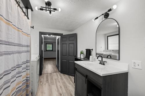ロックアイランドにあるStylish 3BR 2BA Getaway for 8の洗面台と鏡のあるバスルーム