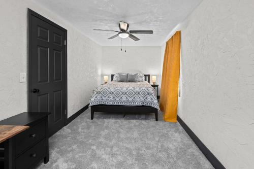 ロックアイランドにあるStylish 3BR 2BA Getaway for 8のベッドと天井扇風機のある寝室
