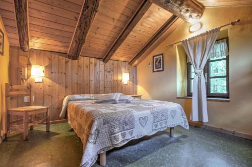 - une chambre avec un lit dans une pièce dotée de murs en bois dans l'établissement Hotel Locanda Belvedere, à Courmayeur