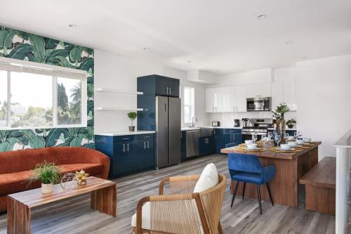 eine Küche und ein Wohnzimmer mit blauen Schränken in der Unterkunft Prestige 5BR Townhome Near LA Hot Spots in Los Angeles