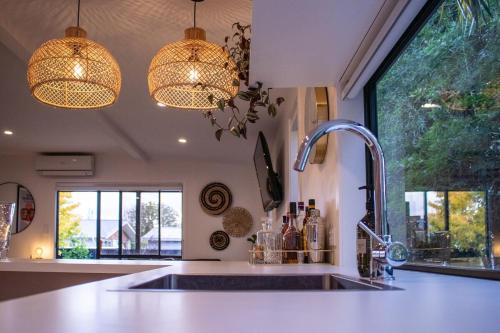 ブレナムにあるHome in Sunny Marlborough!のキッチン(シンク、ペンダントライト2つ付)