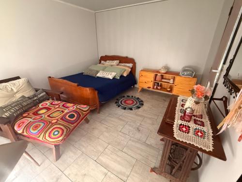 a small room with a bed and a table at Quincho Los Abuelos in Chivilcoy