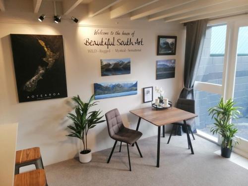 a dining room with a table and chairs at Kiwiana Art apartment , near city and Queens Park in Invercargill