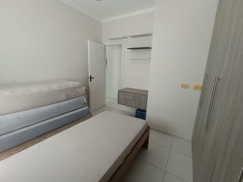 En eller flere senge i et værelse på Casa aconchegante no Centro de Peruíbe, faça tudo a pé