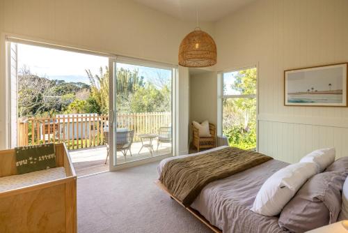 Ένα ή περισσότερα κρεβάτια σε δωμάτιο στο The Palms Oneroa - Coast and Country