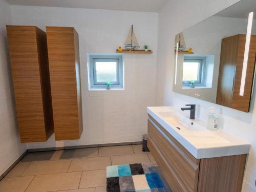 Pugdalにある4 star holiday home in Hanstholmの洗面台と鏡のあるバスルーム