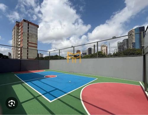 een basketbalveld op een balkon met een stad bij Edifício LISSE in Belém