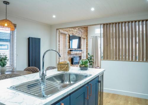 una cocina con fregadero y encimera en Croft Farm Water Park, en Tewkesbury