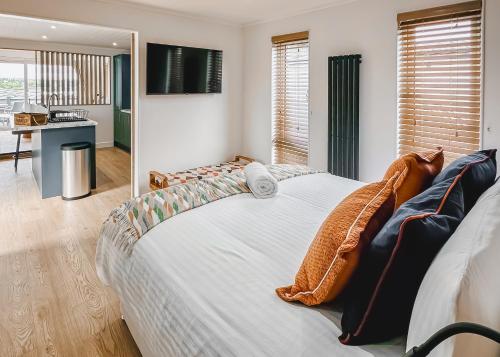 Un dormitorio con una gran cama blanca en una habitación. en Croft Farm Water Park, en Tewkesbury