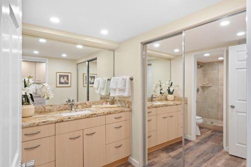une salle de bain avec deux lavabos et une douche dans l'établissement Eldorado A107 · EL A107 Remodeled Studio, Golf Course, Beach!, à Kahana