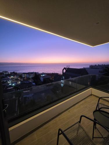 un balcón con vista al mar en Arka Hotel, en Viña del Mar