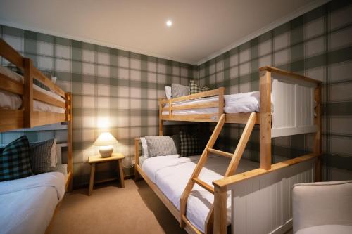 Ένα ή περισσότερα κρεβάτια σε δωμάτιο στο Ecco Red Hill Retreat - Luxe Rural Escape with Tennis Court