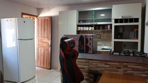 cocina con nevera blanca y encimera en Casa de temporada nos fundos, en Foz do Iguaçu