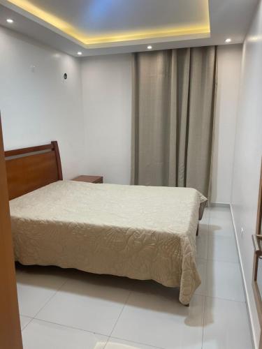 une chambre avec un lit et une fenêtre dans l'établissement Vila Acácia 2, à Praia
