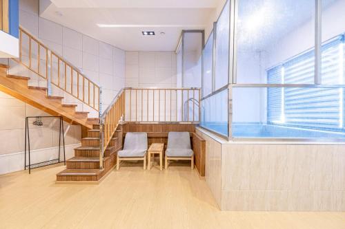 Zimmer mit Pool, Tisch und Stühlen in der Unterkunft Gapyeong FS Pool Villa in Oebang-ni