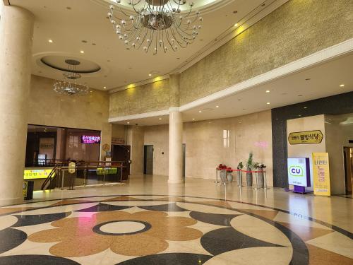 - un hall avec un grand hall orné d'un lustre dans l'établissement Seorak Sun Valley Resort, à Sŏkkyo