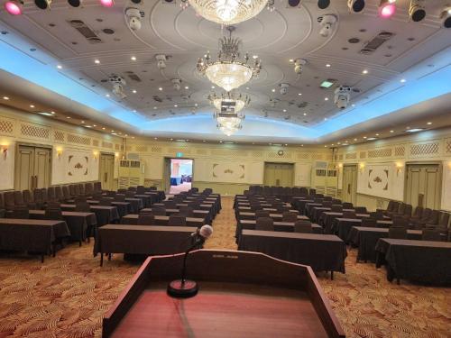 a large room with rows of tables and chairs at Onyang Hot Spring Hotel in Asan