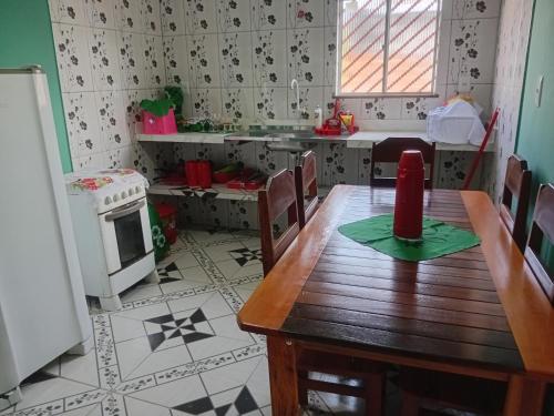 a toy kitchen with a table and a kitchen with a stove at Suelem Cristina in Belém