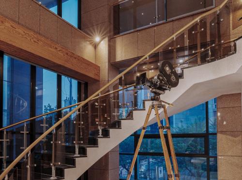 a camera on a tripod in front of a building at Jeonju Yeonghwa Hotel in Jeonju