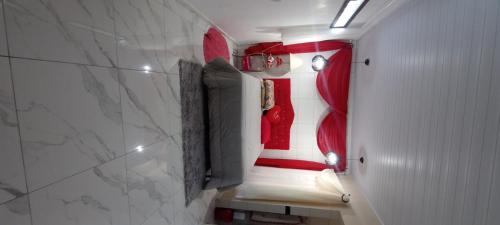 a room with a bedroom with a bed in a room at Ksl refúgio dos pássaros in Araquari