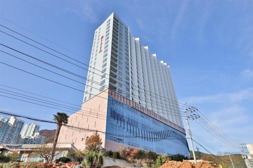 un edificio alto con muchas ventanas en Hotel The PORA Suitz, en Sodong-ni
