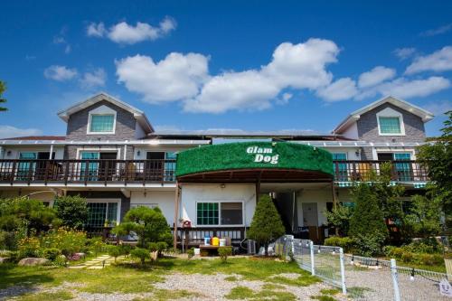 a building with a sign that reads chili dog at Glamdog Dog Pension Gapyeong Branch in Gapyeong