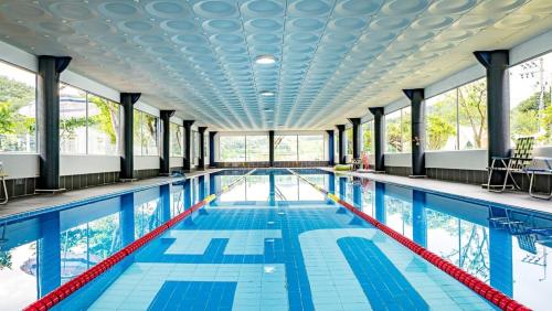 an empty swimming pool with blue and white tiles at Glamdog Dog Pension Tongyeong Branch in Wŏnmul-li