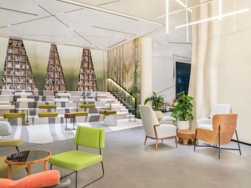 una sala de espera con sillas y mesas en Novotel Dubai World Trade Centre, en Dubái