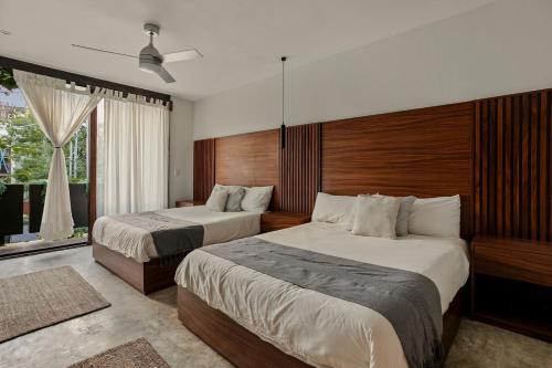 Casa laak'o 'ob en La Veleta في تولوم: غرفة فندقية بسريرين ونافذة