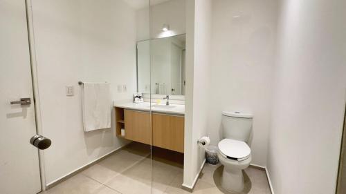 ヌエボ・バジャルタにあるBeach apartment 6px, Nuevo Vallarta Ocean Viewのトイレ、洗面台、鏡のあるバスルーム