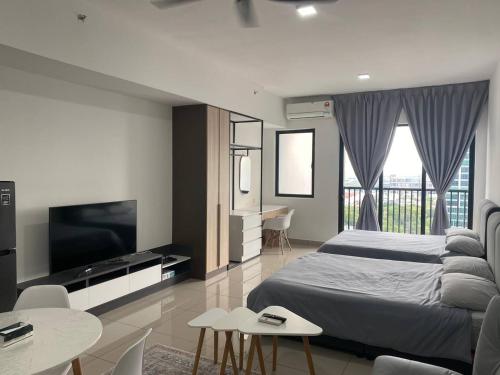 een slaapkamer met een bed en een flatscreen-tv bij Alinea BlueView Suites in Shah Alam