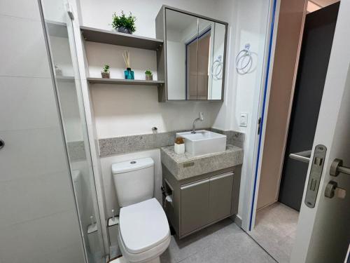 een kleine badkamer met toilet en wastafel bij Mar de Campas - Tamandaré 016 in Tamandaré