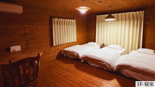 Postel nebo postele na pokoji v ubytování 伊豆の高台に佇むログハウスの貸別荘 #一棟貸切 #グループや家族旅行におすすめ #広々リビング #BBQグリル付 #満点の星空 #大室山を眺める #桜並木通り近く #伊東市 #伊豆高原 #kazamichi