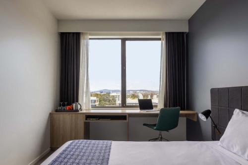 Postel nebo postele na pokoji v ubytování Mantra MacArthur Hotel