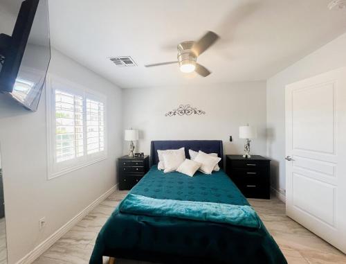 Un dormitorio con una cama y un ventilador de techo. en Civic Centre, Compact Ste layout & Separate Entry, en Gilbert