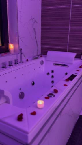 bagno con vasca e illuminazione viola di Studio détente Spa et hammam a Toulouges