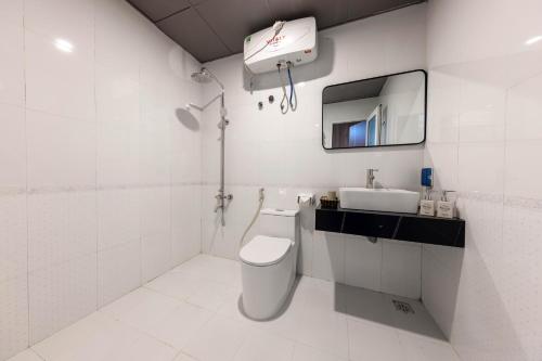 Un baño de The One Hostel & Rooftop Bar Catba