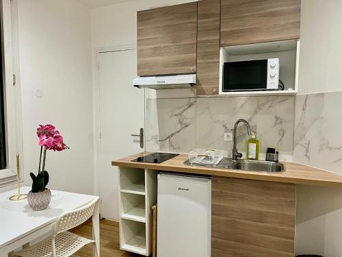 Η κουζίνα ή μικρή κουζίνα στο Gagny Chemin de fer charmant hébergement