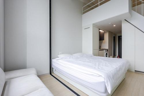 a bedroom with a large white bed and a mirror at 전망좋은 방 