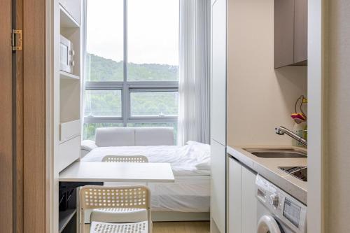 a small kitchen with a bed and a window at 전망좋은 방 