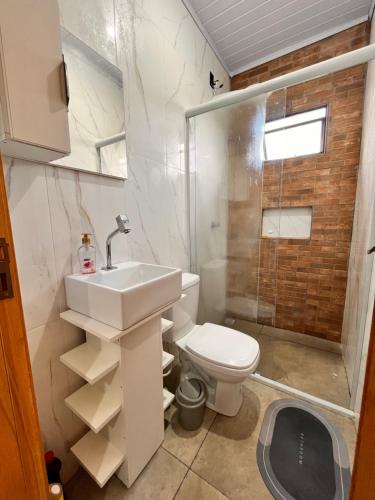 Bilik mandi di Apartamento 600 metros do mar, 14 minutos do centro de Torres
