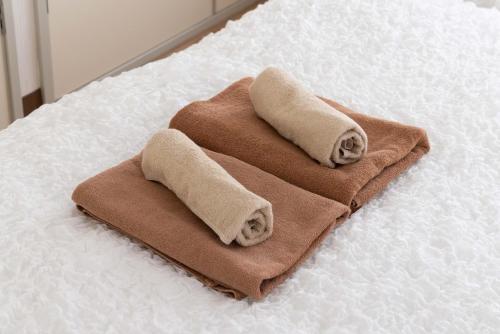 two towels sitting on top of a bed at アンドステイ永福3丁目301 in Tokyo