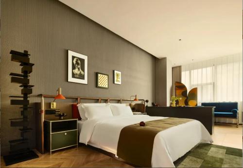 Postel nebo postele na pokoji v ubytování Li'an Designer Hotel, Jiefangbei Pedestrian Street, Shibati