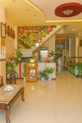 a lobby with a room filled with flowers and plants at Nam Dương 2 Hotel in Phan Rang–Tháp Chàm