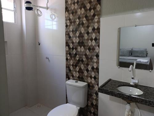 Un baño con inodoro, ducha y lavabo. en Pousada Luz do Norte - Centro de Macapá, en Macapá