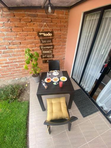 リオバンバにあるHesed Hospedajeの小さなテーブルと椅子付きのパティオ